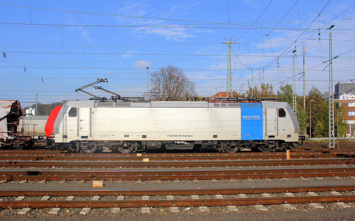 186 259-8  von Lineas/Railpool steht in Aachen-West.
Aufgenommen vom Bahnsteig in Aachen-West. 
Bei schönem Herbstwetter am Nachmittag vom 19.10.2018.