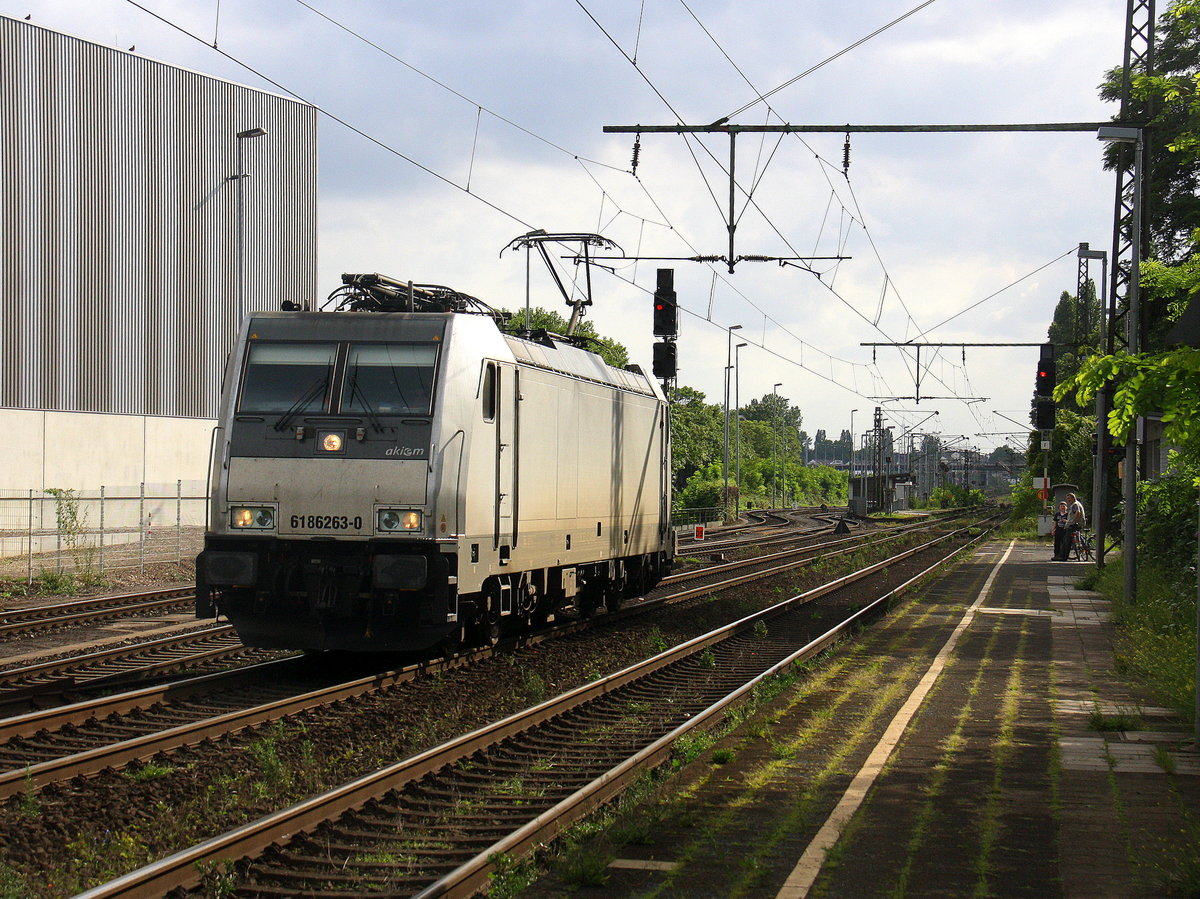 186 263-0 von Akiem kommt als Lokzug aus Neuss nach Oberhausen-West und fährt durch Duisburg-Rheinhausen-Ost in Richtung Duisburg-Hochfeld-Süd.
Bei Sommerwetter am Abend vom 27.7.2017.