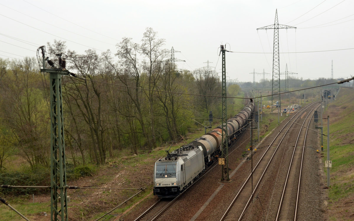 186 263, welche für die CTL im Einsatz ist, führte am 05.04.17 einen Kesselwagenzug durch Holzweißig Richtung Bitterfeld.