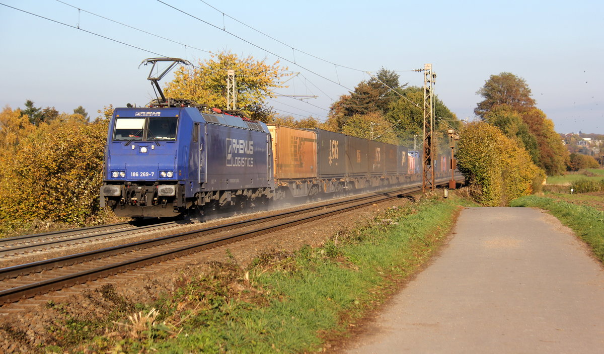 186 269-7 von Rhenus-Logistik kommt mit viel Sand aus Richtung Aachen-West und fährt die Gemmenicher-Rampe hoch mit einem GTS-Containerzug aus Piacenza(I) nach Zeebrugge-Ramskapelle(B) und fährt in Richtung Montzen/Belgien. 
Aufgenommen an der Montzenroute am Gemmenicher-Weg.
Bei schönem Herbstwetter am Nachmittag vom 4.11.2018. 