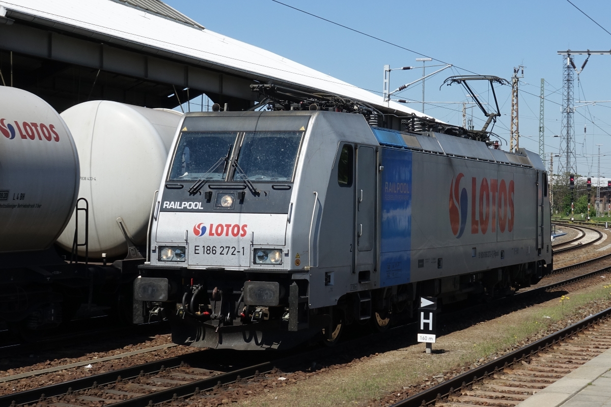 186 272-1 des Betreibers Lotos setzt an das andere Ende des dahinter abgestellten Kesselwagenzuges um. Frankfurt/Oder am 19.05.2017