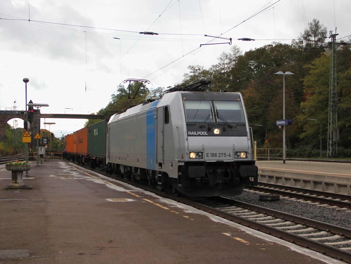 186 275-4 mit Containerzug in Fahrtrichtung Norden. Aufgenommen am 18.10.2013 in Eichenberg.