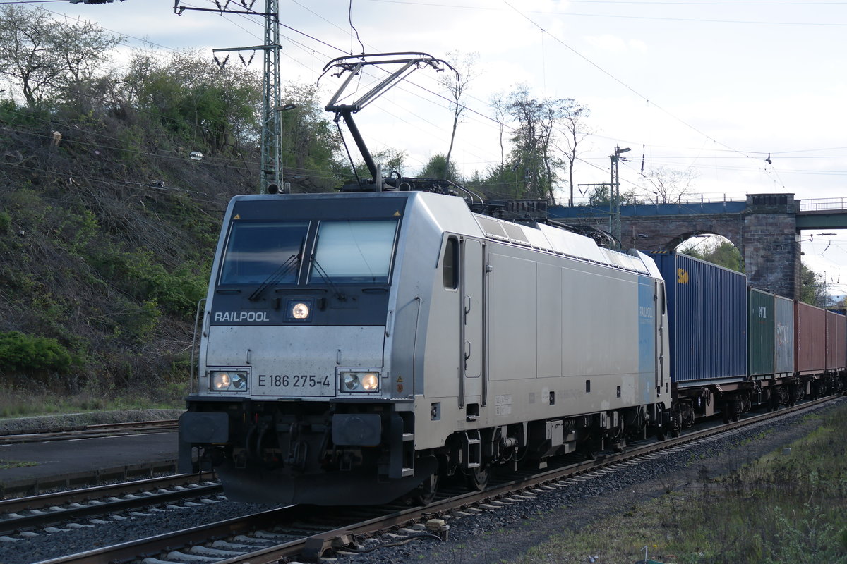 186 275 am 16.04.2014 mit einem Containerzug in Eichenberg.