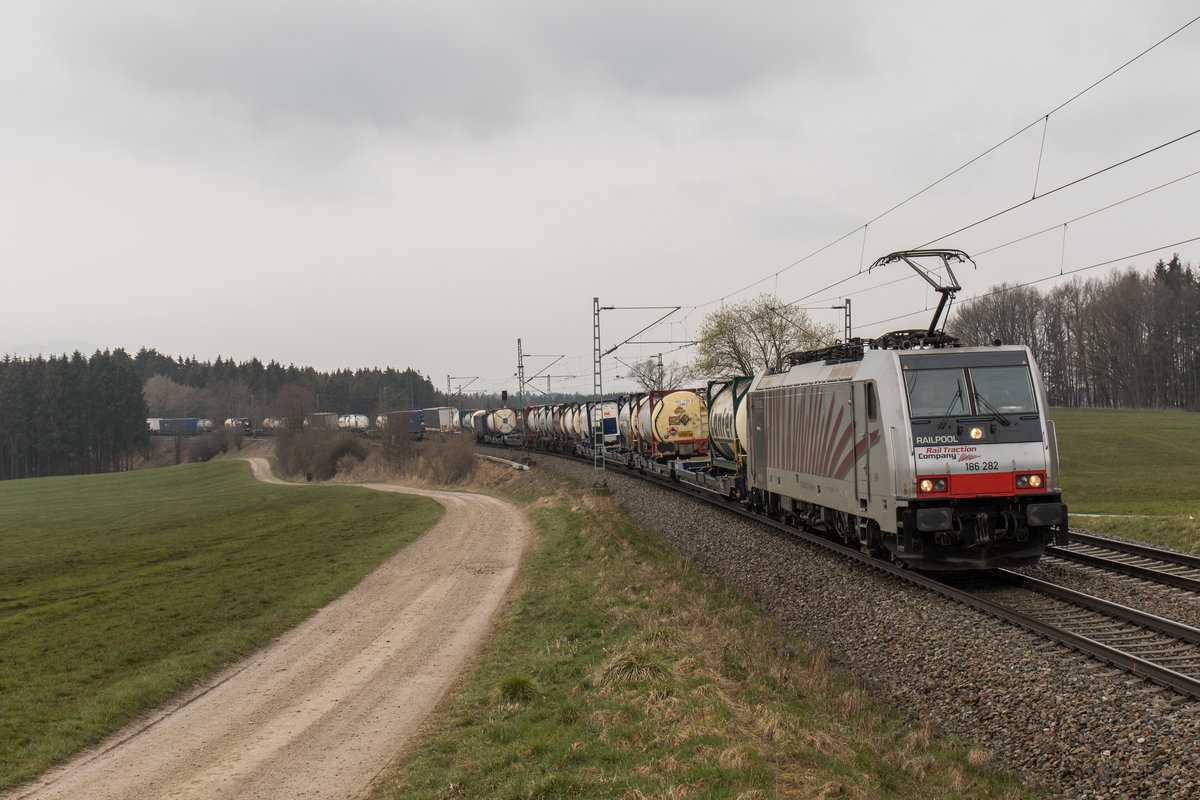 186 282 von Lokomotion mit dem 41855 am 25. März 2016 bei Grabenstätt.
