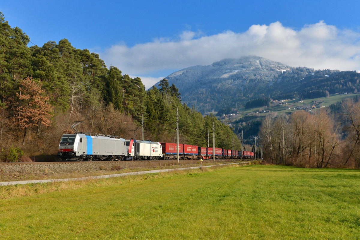 186 288 + 185 665 mit TEC 43139 am 01.12.2012 bei Terfens. 