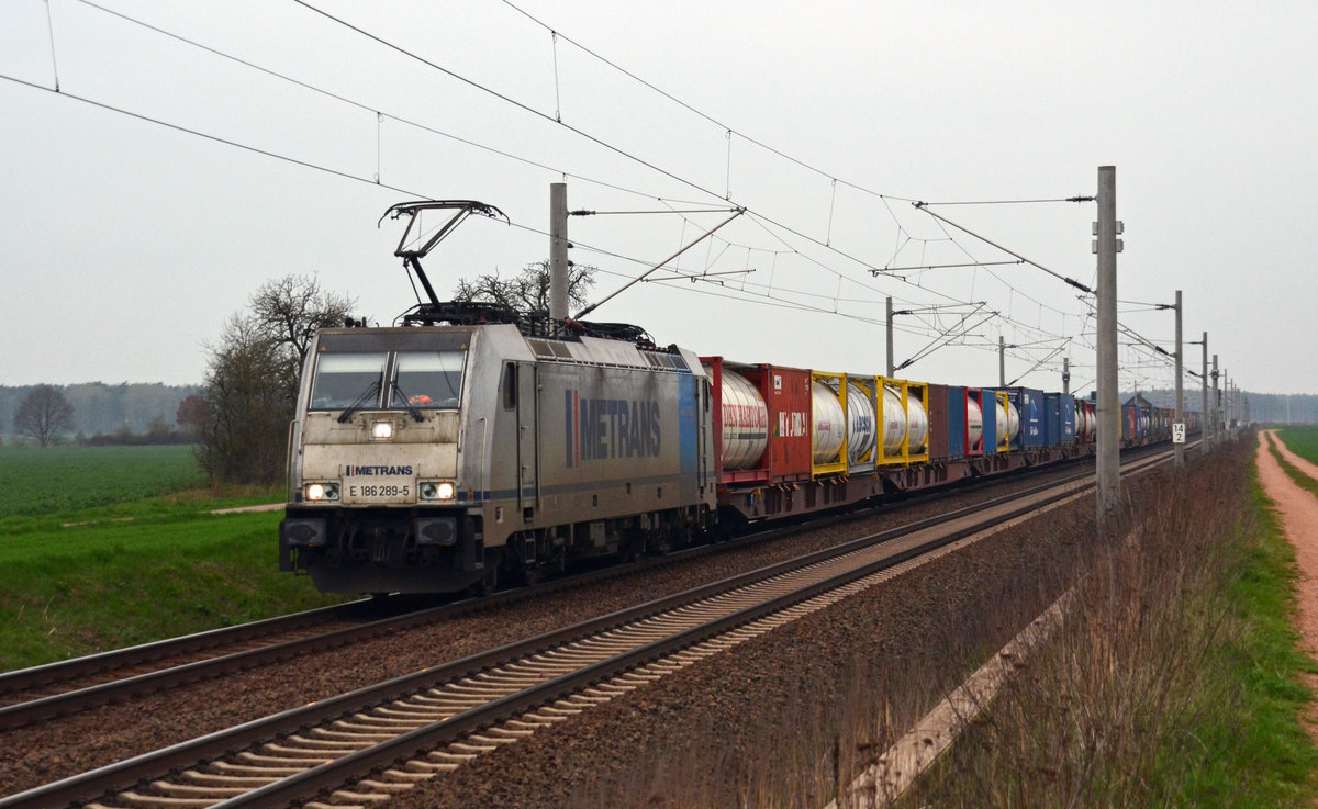 186 289 führte am 04.04.17 einen Metrans-Containerzug durch Rodleben Richtung Roßlau.