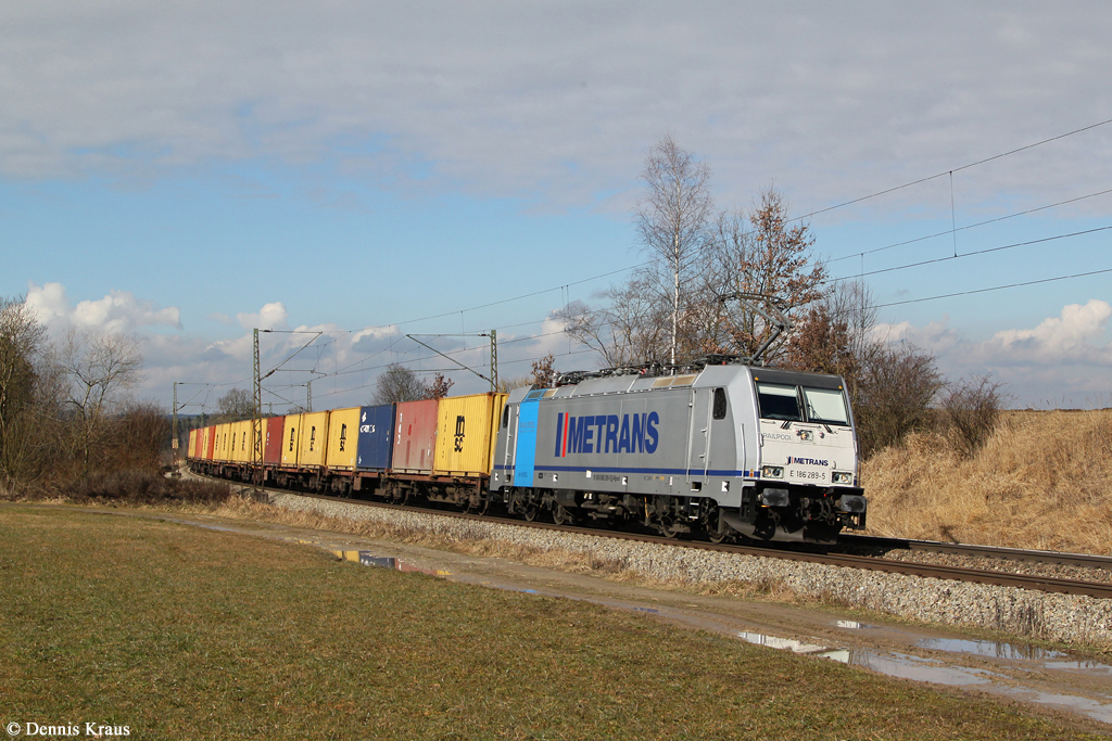 186 289 mit einem Containerzug am 20.02.2014 bei Ostermünchen.