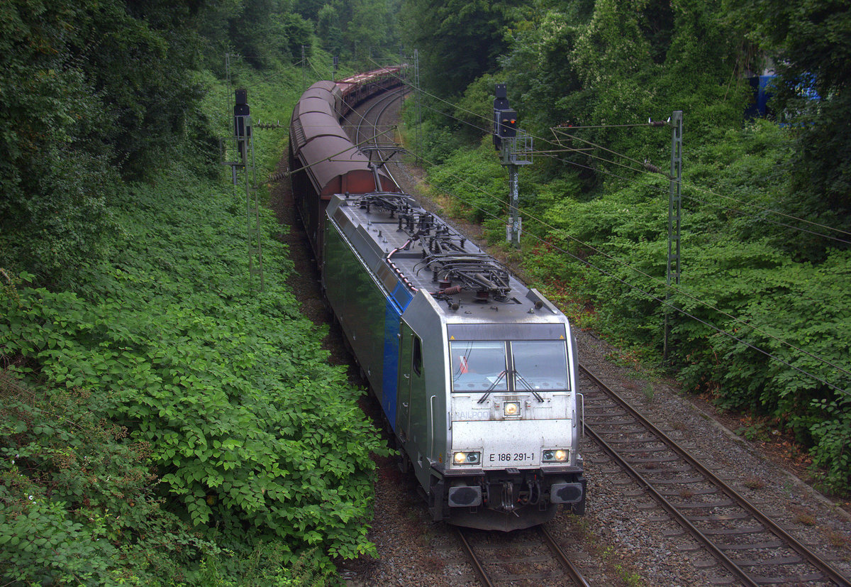 186 291-1 von Railpool kommt mit einem gemischten Güterzug aus Muizen(B) nach Köln-Gremberg(D) und kommt aus Richtung Aachen-West,Aachen-Schanz und fährt in Richtung Aachen-Hbf,Aachen-Rothe-Erde,Stolberg-Hbf(Rheinland)Eschweiler-Hbf,Langerwehe,Düren,Merzenich,Buir,Horrem,Kerpen-Köln-Ehrenfeld,Köln-West,Köln-Süd. Aufgenommen von einer Brücke von der Weberstraße in Aachen.
Am Morgen vom 11.7.2018.