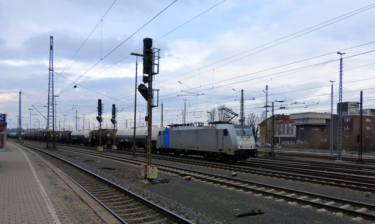 186 297-8 von Railpool  fährt mit einem Kesselzug aus Antwerpen-BASF(B) nach  Ludwigshafen-BASF(D) bei der Ausfahrt aus Aachen-West und fährt in Richtung Aachen-Schanz,Aachen-Hbf,Aachen-Rothe-Erde,Stolberg-Hbf(Rheinland)Eschweiler-Hbf,Langerwehe,Düren,Merzenich,Buir,Horrem,Kerpen-Köln-Ehrenfeld,Köln-West,Köln-Süd. Aufgenommen vom Bahnsteig in Aachen-West.
Bei Wolken am Morgen vom 7.3.2018.