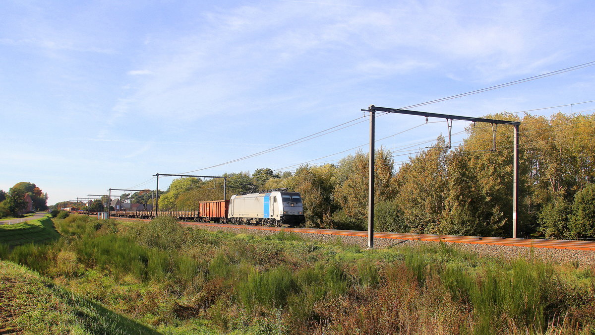 186 299-4 von Lineas/Railpool kommt mit einem gemischten Güterzug aus Antwerpen-Noord(B) nach Köln-Gremberg(D) und fährt durch Lummen-Linkhout(B) in Richtung Hasselt(B),Tongeren(B),Vise(B),Montzen(B),Aachen-West(D). 
Aufgenommen in Lummen-Linkhout(B). 
Bei schönem Herbstwetter am Nachmittag vom 13.10.2018.