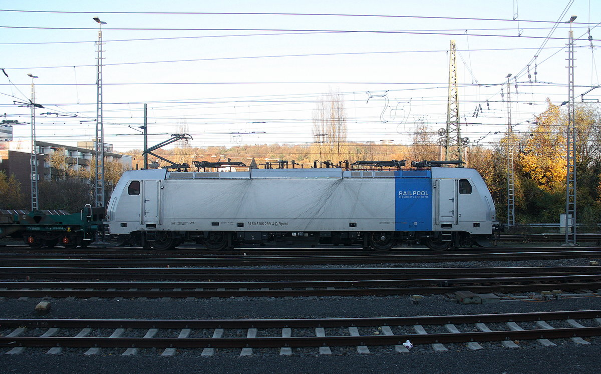186 299-4 von Railpool fährt mit einem Güterzug aus Belgien nach Köln  bei der Ausfahrt aus Aachen-West und fährt in Richtung Aachen-Schanz,Aachen-Hbf,Köln. 
Aufgenommen vom Bahnsteig in Aachen-West.
Am Nachmittag vom 22.11.2017.
