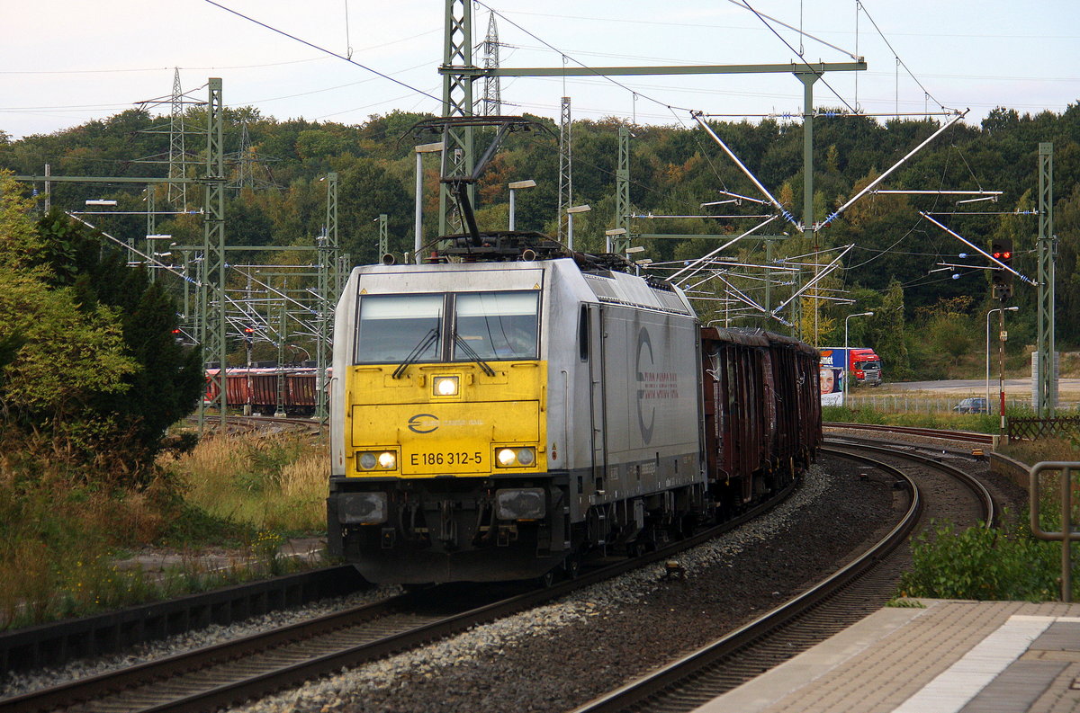 186 312-5 der Euro Cargo Rail kommt durch Herzogenrath aus Richtung Neuss mit einem Schrottzug aus Köln-Kalk(D) nach Genk-Goederen(B) und fährt in Richtung Kohlscheid,Richterich,Laurensberg,Aachen-West. 
Aufgenommen vom Bahnsteig 1 in Herzogenrath.
Bei Sonnenschein am Nachmittag vom 8.10.2016.