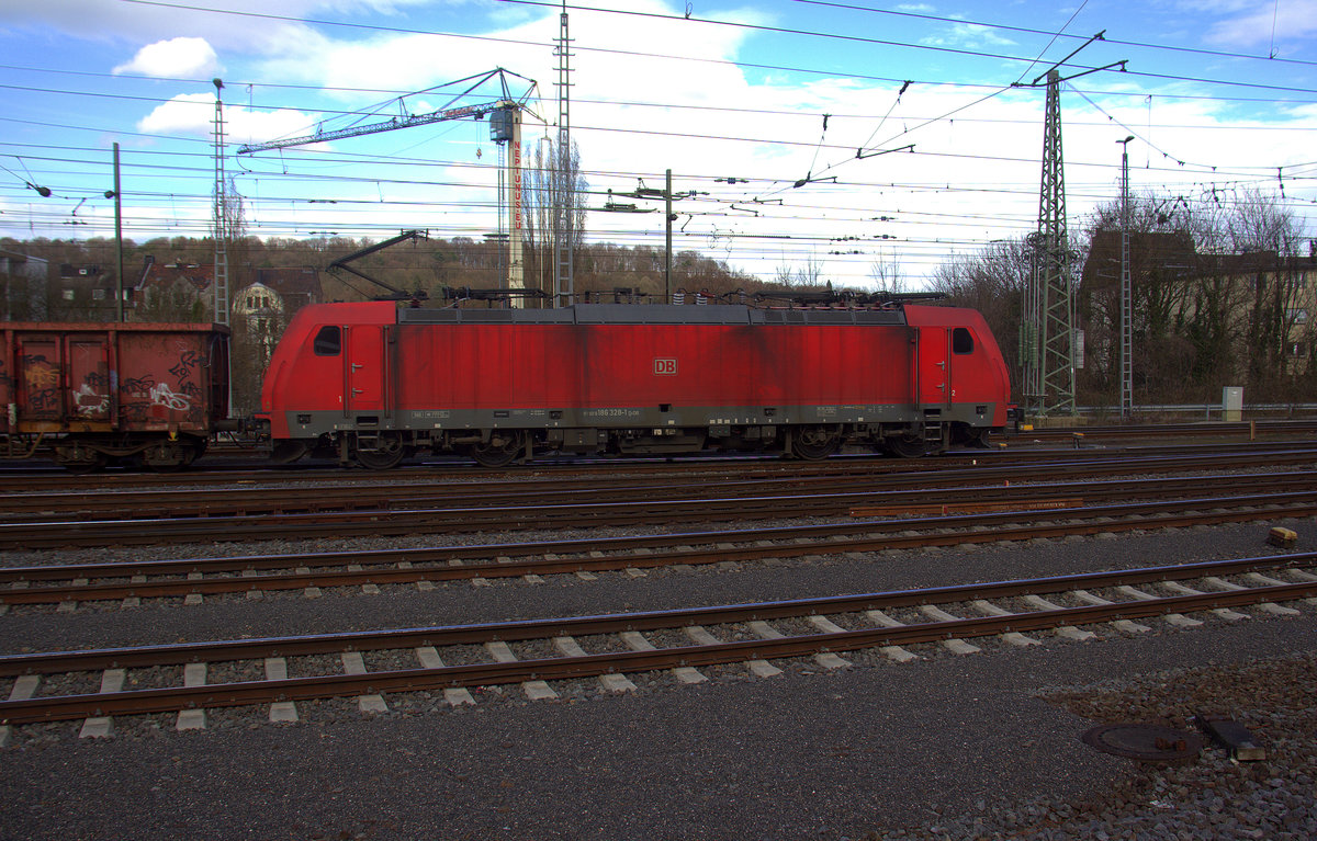 186 328-1 DB-Schenker fährt mit einem  Schrottzug aus Köln-Kalk(D) nach Genk-Goederen(B)  bei der Abfahrt aus Aachen-West und fährt in Richtung Montzen/Belgien. 
Aufgenommen vom Bahnsteig in Aachen-West. 
Bei Sonne und Regenwolken am Nachmittag vom 3.4.2018.