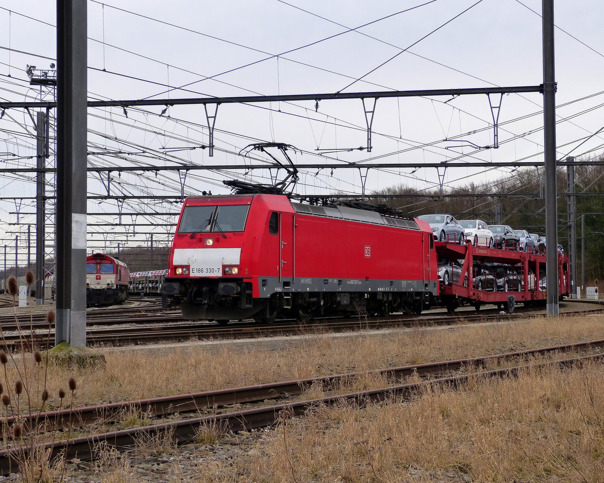 186 330-7 DB-Schenker fährt mit einem Mercedes-Zug aus Kornwestheim(D) nach Zeebrugge-Ramskapelle(B) und verlässt den Güterbahnhof von Montzen(B) und fährt in Richtung  Vise,Tongeren(B). 
Aufgenommen in Montzen-Gare(B).
Bei wolken am Nachmittag vom 4.3.2018. 