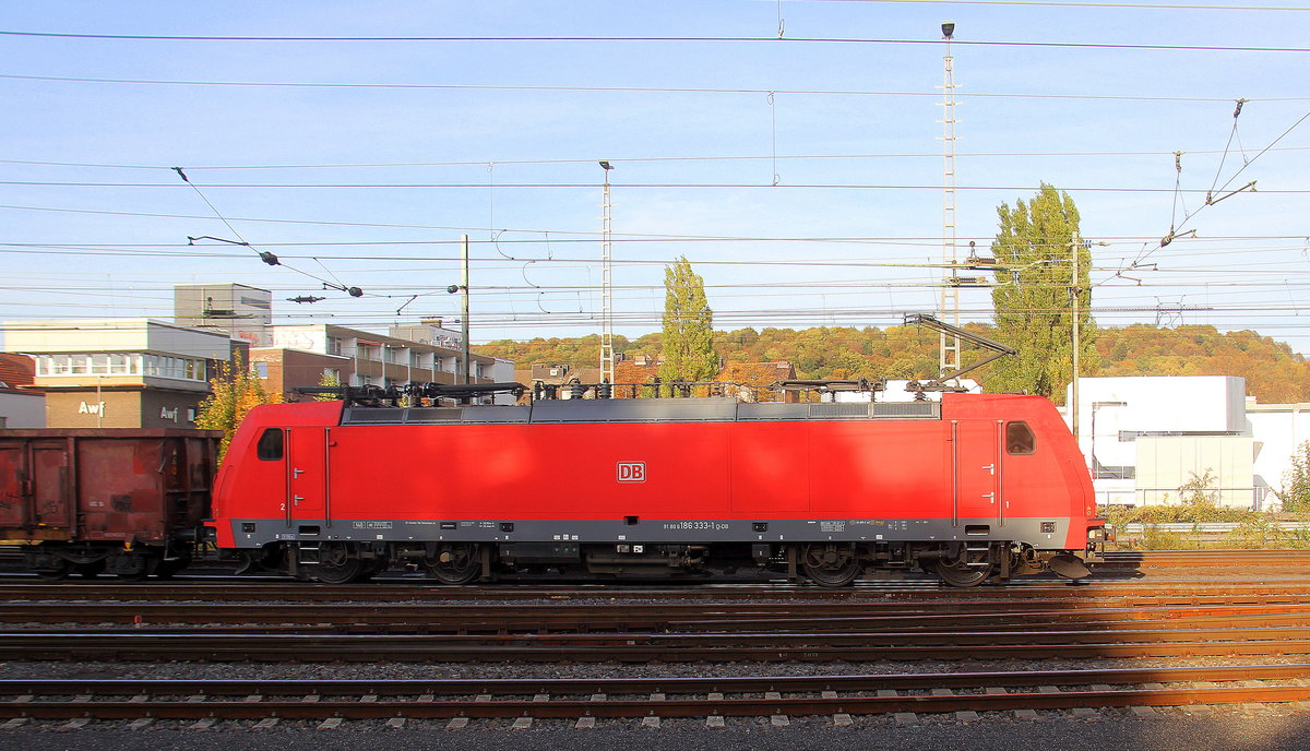 186 333-1 DB-Schenker fährt mit einem Schrottzug aus Köln-Kalk(D) nach Genk-Goederen(B) bei der Abfahrt aus Aachen-West und fährt in Richtung Montzen/Belgien. 
Aufgenommen vom Bahnsteig in Aachen-West. 
Bei schönem Herbstwetter am Nachmittag vom 12.10.2018. 