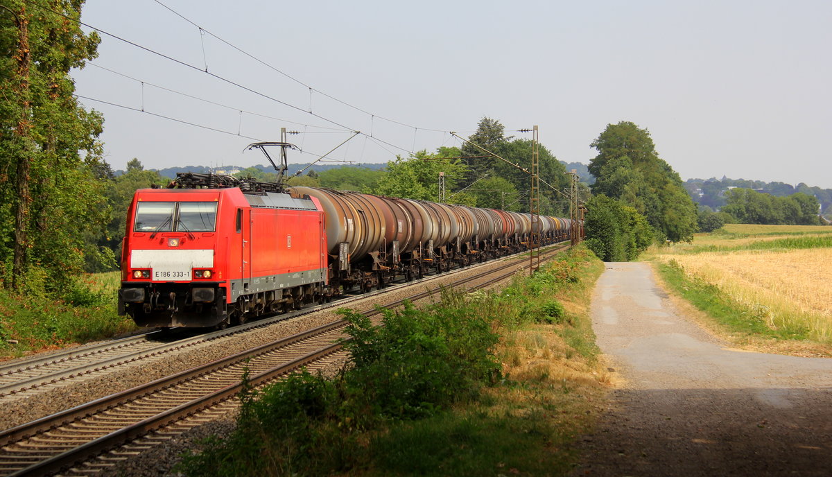 186 333-1 DB-Schenker kommt aus Richtung Aachen-West und fährt die Gemmenicher-Rampe hoch mit einem langen Ölleerzug aus Basel(CH) nach Antwerpen-Petrol(B) und fährt in Richtung Gemmenicher-Tunnel,Botzelaer(B),Gemmenich(B),Nouvelaer(B),Moresnet(B),Moresnet-Chapelle(B),Montzen(B). 
Aufgenommen an der Gemmenicher-Rampe am Gemmenicher-Weg an der Montzenroute.
Bei Sommerwetter am Nachmittag vom 25.7.2018. 