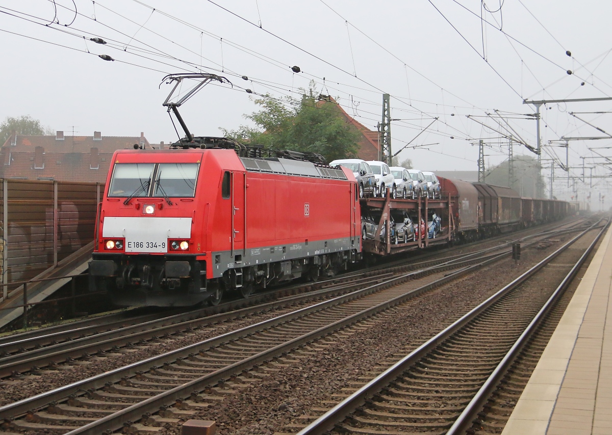 186 334-9 mit gemischtem Güterzug in Fahrtrichtung Osten. Aufgenommen in Hannover Linden-Fischerhof am 20.09.2014.