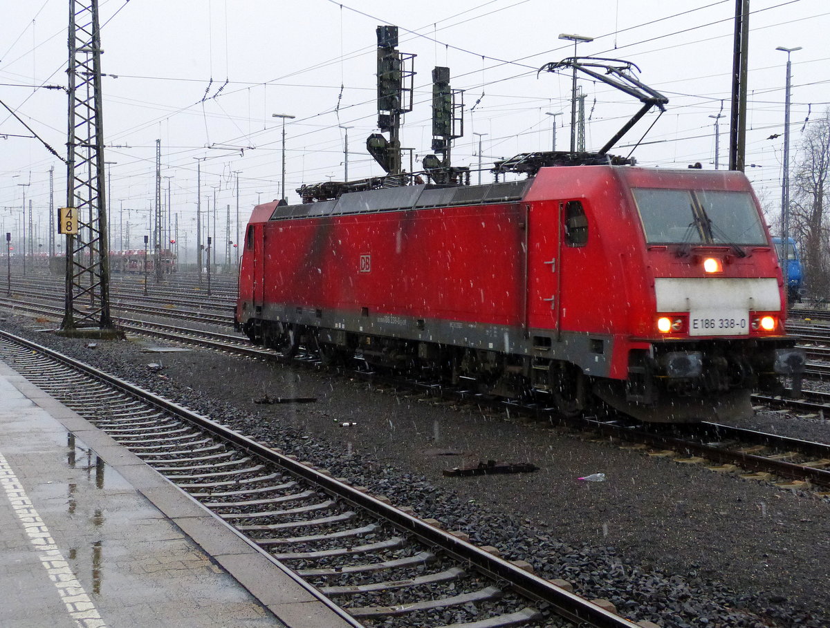 186 338-0  DB-Schenker fährt als Lokzug von Aachen-West nach Belgien bei der Ausfahrt aus Aachen-West und fährt in Richtung Montzen/Belgien. 
Aufgenommen vom Bahnsteig in Aachen-West.
Bei Schneefall am Kalten Nachmittag vom 2.2.2018.