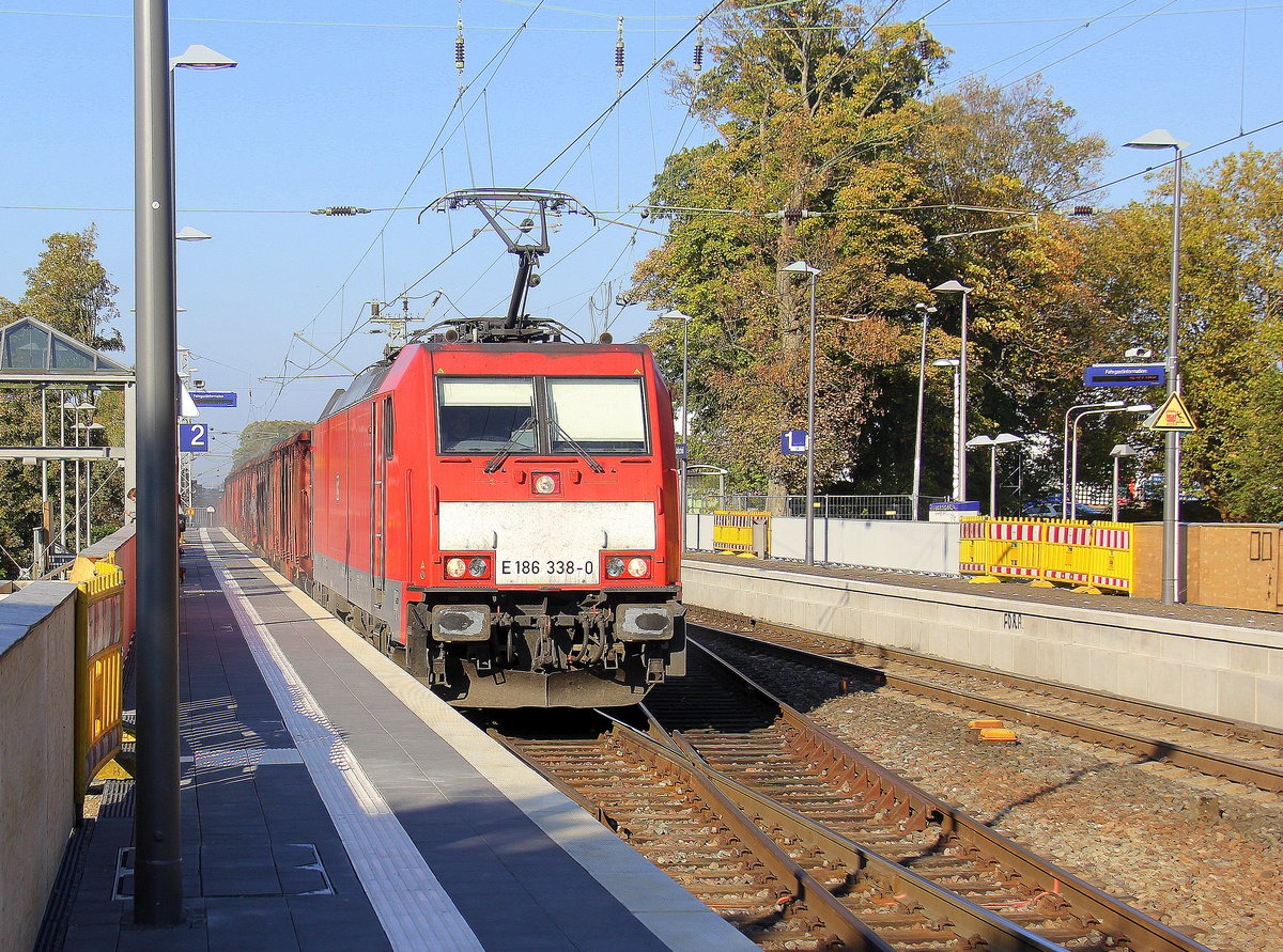 186 338-0  DB-Schenker kommt die Kohlscheider-Rampe hoch aus Richtung Neuss,Herzogenrath mit einem Schrottzug aus Köln-Kalk(D) nach Genk-Goederen(B) und fährt durch Kohlscheid in Richtung Richterich,Laurensberg,Aachen-West. 
Aufgenommen vom Bahnsteig 2 in Kohlscheid.
Bei Sommerwetter am Nachmittag vom 4.10.2018.