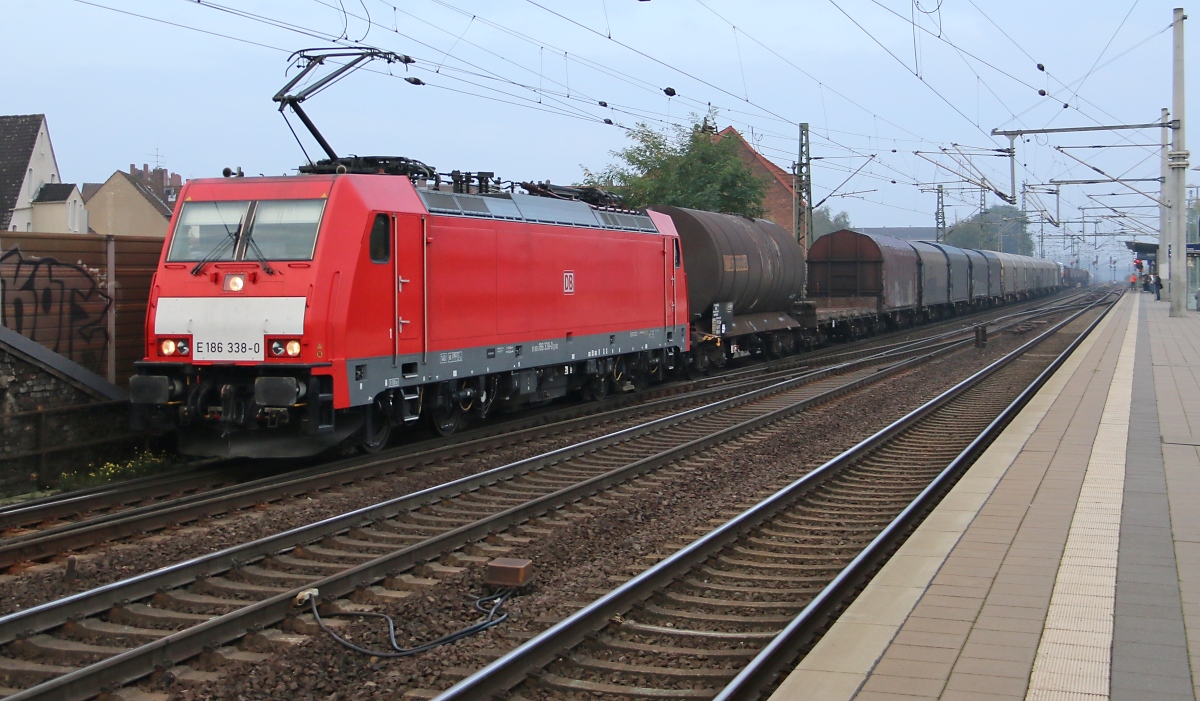 186 338-0 mit gemischtem Güterzug aus Richtung Seelze kommend. Aufgenommen am 02.10.2014 in Hannover Linden-Fischerhof.