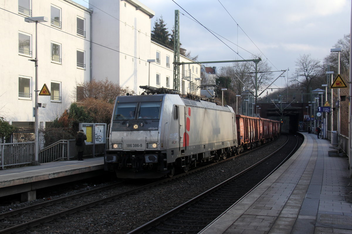 186 386-9 von Akiem/Lineas kommt aus Richtung Köln,Aachen-Hbf und fährt durch Aachen-Schanz mit einem Schrottzug aus Köln-Kalk(D) nach Genk-Goederen(B) und fährt in Richtung Aachen-West. 
Aufgenommen vom Bahnsteig von Aachen-Schanz.
Bei Sonnenschein am Nachmittag vom 12.2.2019.
