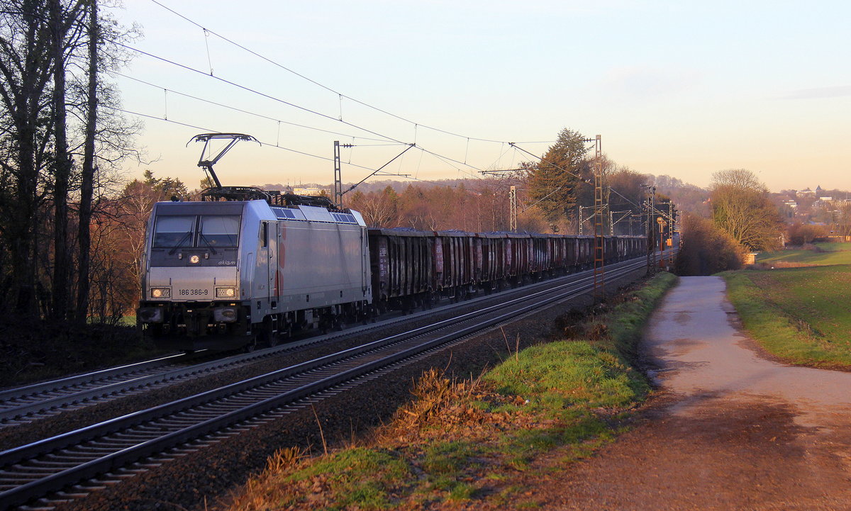 186 386-9 von Akiem/Lineas kommt aus Richtung Aachen-West und fährt die Gemmenicher-Rampe hochgefahren mit einem Schrottzug aus Köln-Kalk(D) nach Genk-Goederen(B) und fährt in Richtung Gemmenicher-Tunnel,Botzelaer(B),Gemmenich(B),Nouvelaer(B),Moresnet(B),Moresnet-Chapelle(B),Montzen(B). 
Aufgenommen an der Montzenroute am Gemmenicher-Weg. 
Bei schönem Frühlingswetter am 14.2.2019. 