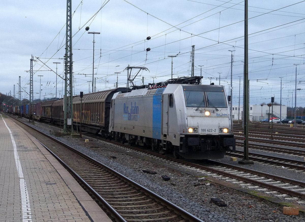 186 422-2 von der Rurtalbahn  fährt mit einem einem langen KLV-Containerzug aus Frankfurt-Höchstadt am Main(D) nach Genk-Goederen(B) bei der Abfahrt aus Aachen-West und fährt in Richtung Montzen/Belgien. 
Aufgenommen vom Bahnsteig in Aachen-West.
Bei Wolken am Nachmittag vom 10.1.2018.