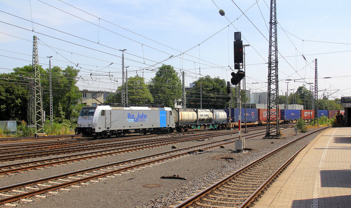 186 422-2 von der Rurtalbahn kommt aus Richtung Köln,Aachen-Hbf,Aachen-Schanz mit einem Güterzug aus Frankfurt-Höchstadt am Main(D) nach Genk-Goederen(B) und fährt in Aachen-West ein. 
Aufgenommen vom Bahnsteig 2 in Aachen-West.
Bei Sommerwetter am Nachmittag vom 20.7.2018.
