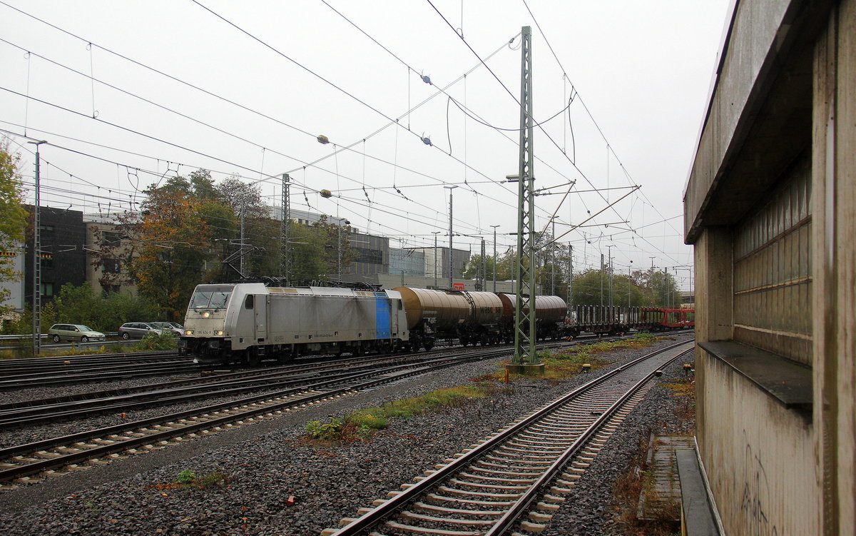186 424-8 von Lineas/Railpool kommt aus Richtung Montzen/Belgien mit einem Güterzug aus Antwerpen-Noord(B) nach Köln-Gremberg(D) und fährt in Aachen-West ein. 
Aufgenommen vom Bahnsteig in Aachen-West. 
Bei Regenwetter am Nachmittag vom 30.10.2018.