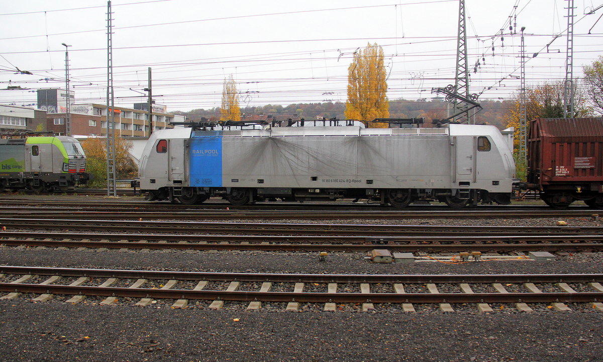 186 424-8 von Lineas/Railpool kommt aus Richtung Montzen/Belgien mit einem Güterzug aus Antwerpen-Noord(B) nach Köln-Gremberg(D) und fährt in Aachen-West ein. 
Aufgenommen vom Bahnsteig in Aachen-West. 
Bei Regenwolken am Nachmittag vom 12.11.2018.