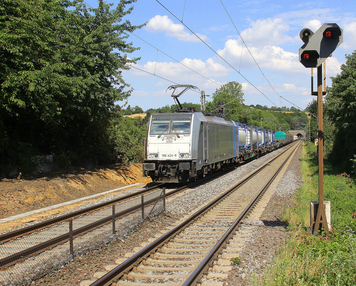 186 424-8 von Railpool kommt mit einem gemischten Güterzug aus Graz(A) nach Antwerpen-Noord(B) und kommt aus Köln-Süd,Köln-West,Köln-Ehrenfeld,Kerpen,Horrem,Buir,Merzenich,Düren,Langerwehe,Eschweiler-Hbf,Stolberg-Hbf(Rheinland) und fährt durch Aachen-Eilendorf in Richtung Aachen-Rothe-Erde,Aachen-Hbf,Aachen-Schanz,Aachen-West. 
Aufgenommen vom Bahnsteig 2 in Aachen-Eilendorf. 
Bei Sommerwetter am Nachmittag vom 13.7.2018.