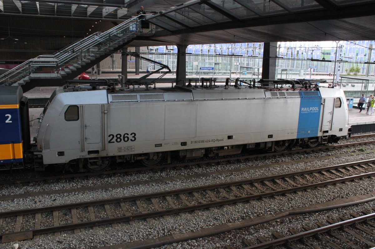 186 424 verlässt am 08.08.2016 Rotterdam Centraal mit ihrem ICD in Richtung Amsterdam.