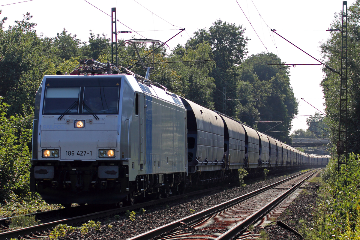 186 427-1 mit einem Getreidezug auf der Hamm-Osterfelder Strecke in Recklinghausen 9.9.2015