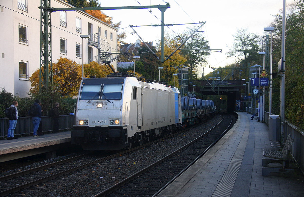 186 427-1 von Railpool  kommt aus Richtung Köln,Aachen-Hbf und fährt durch Aachen-Schanz mit einem  schweren-Coilzug aus Köln-Eifeltor(D) nach Genk-Goederen(B) und fährt in Richtung Aachen-West. Aufgenommen vom Bahnsteig von Aachen-Schanz. 
Bei schönem Herbstwetter am Nachmittag vom 17.11.2017.
