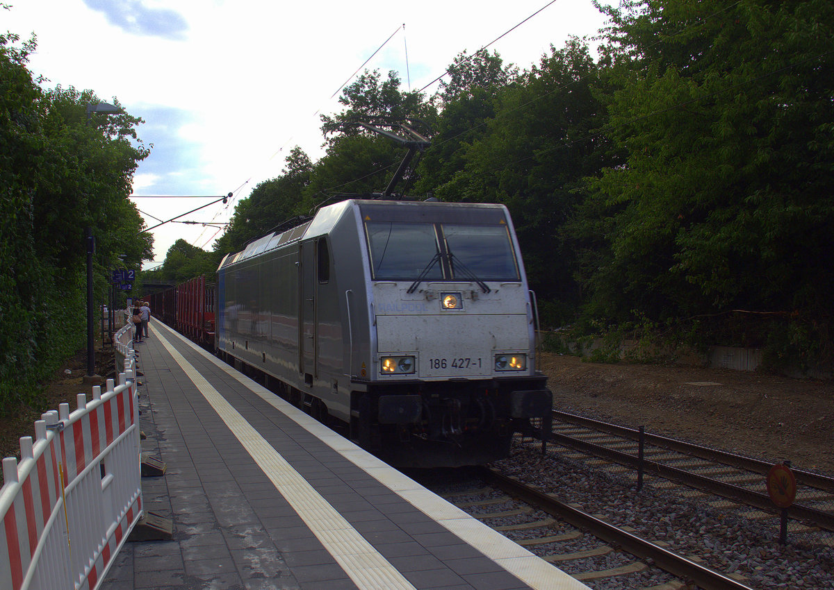 186 427-1 von Railpool kommt mit einem gemischten Güterzug aus Antwerpen-Nord(B) nach Köln-Gremberg(D) und kommt aus Richtung Aachen-West,Aachen-Schanz,Aachen-Hbf,Aachen-Rothe-Erde und fährt durch Aachen-Eilendorf in Richtung Stolberg-Hbf(Rheinland)Eschweiler-Hbf,Langerwehe,Düren,Merzenich,Buir,Horrem,Kerpen-Köln-Ehrenfeld,Köln-West,Köln-Süd. Aufgenommen vom Bahnsteig 2 in Aachen-Eilendorf. 
Bei Sommerwetter am Abend vom 3.7.2018.