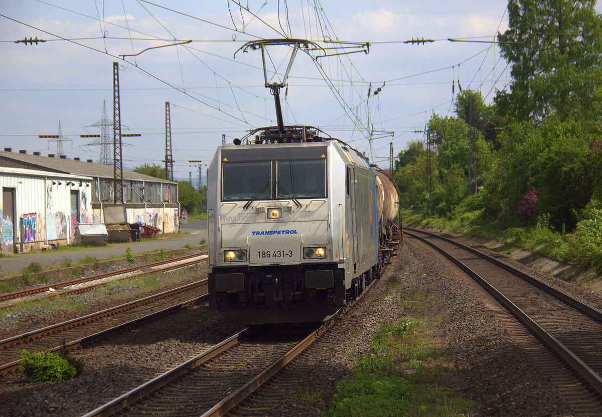 186 431-3 Railpool/Novelis kommt mit einem Kesselzug aus Süden nach Köln(D) und kommt aus Richtung Koblenz,Bonn und fährt durch Roisdorf bei Bornheim in Richtung Köln. 
Aufgenommen vom Bahnsteig in Roisdorf bei Bornheim. 
Bei schönem Sonnenschein und Wolken am Nachmittag vom 1.5.2018.