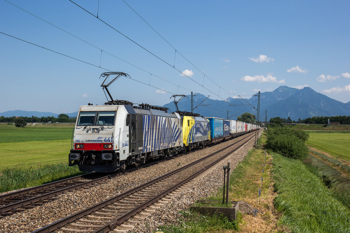 186 441 und 189 912 von Lokomotion fahren mit einem EKOL bei Bernau in Richtung München, aufgenommen am 15. Juni 2017.