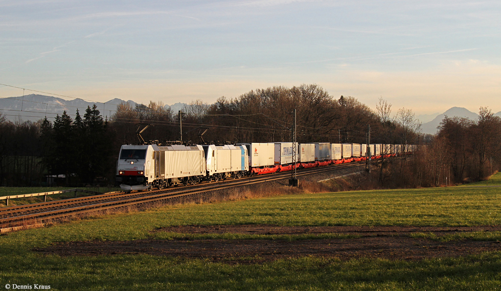 186 443 + 186 290 mit KLV Zug am 13.12.2015 bei Hilperting.