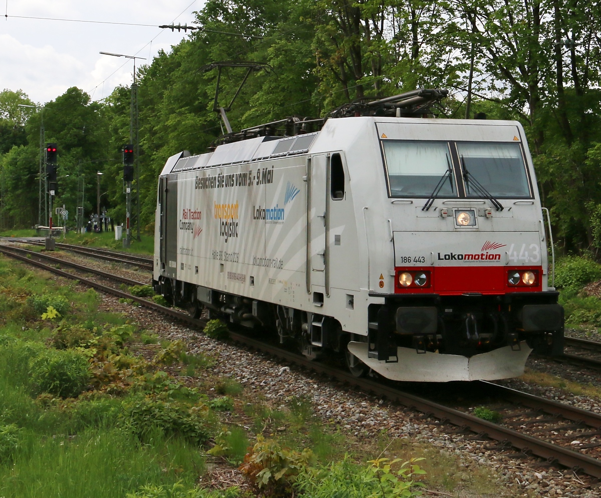 186 443 als Tfzf in Richtung Rbf. Aufgenommen am 09.05.2015 in München-Riem.