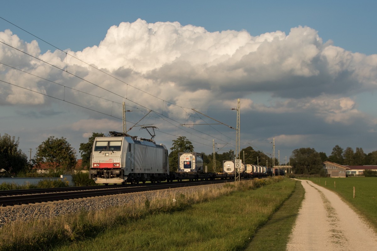 186 443 mit einem Aufliegerzug am 9. September 2015 bei Übersee.