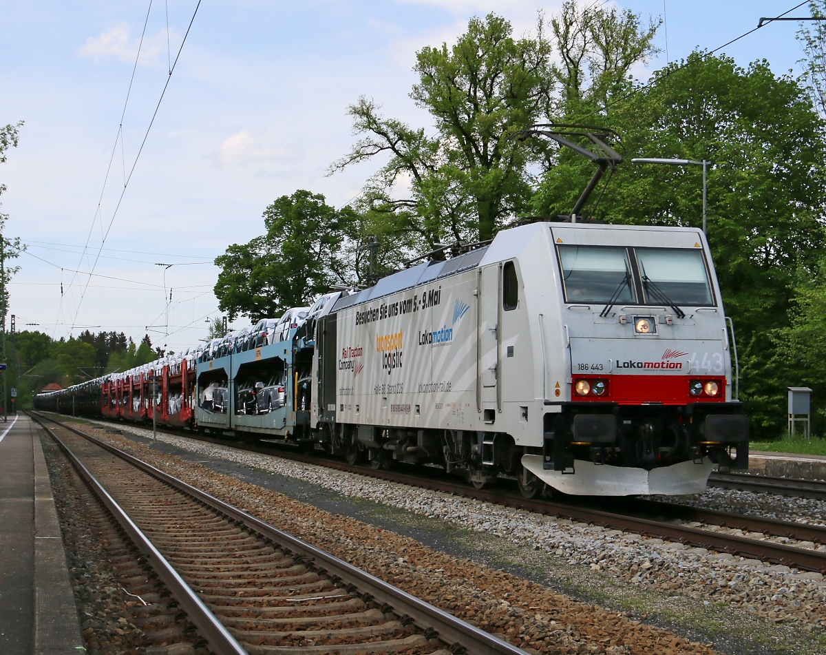 186 443, das weiße Zebra der Lokomotion bespannte am 08.05.2015 einen Autotransportzug in Fahrtrichtung Kufstein. Aufgenommen in Aßling.