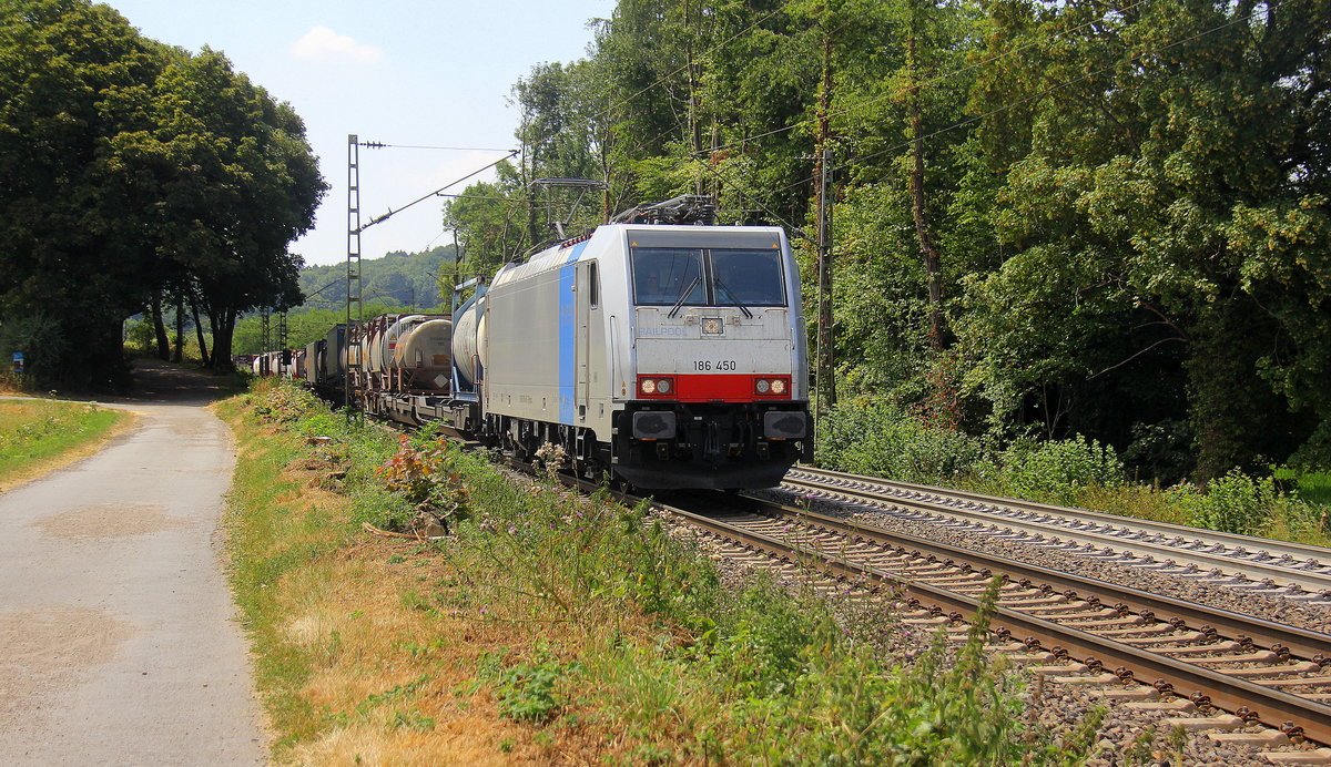 186 450-3 von Lineas/Railpool kommt die Gemmenicher-Rampe herunter nach Aachen-West mit einem langen Containerzug aus Antwerpen-Oorderen(B) nach Gallarate(I).
Aufgenommen an der Montzenroute am Gemmenicher-Weg. 
Bei Sommerwetter am Mittag vom 21.7.2018.