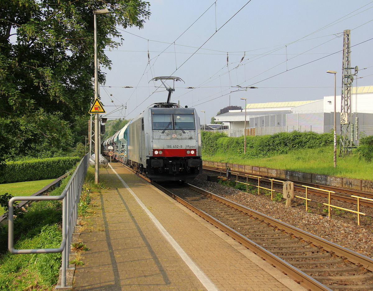 186 452-9  von Railpool kommt die Kohlscheider-Rampe hoch aus Richtung Mönchengladbach,Herzogenrath mit einem Kalkleerzug aus Oberhausen-West(D) nach Hermalle-Huy(B) und fährt durch Kohlscheid in Richtung Richterich,Laurensberg,Aachen-West. Aufgenommen von Bahnsteig 2 in Kohlscheid. 
Bei Sommerwetter am Nachmittag vom 14.5.2018.