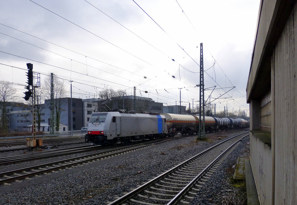 186 454-5 von Railpool kommt aus Richtung Montzen/Belgien mit einem Kesselzug aus Antwerpen-BASF(B) nach Ludwigshafen-BASF(D) und fährt in Aachen-West ein. 
Aufgenommen vom Bahnsteig in Aachen-West. 
Bei Sonnenschein und Regen am Morgen vom 23.3.2018.
