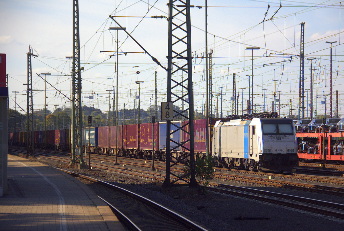 186 455-2 von Lineas/Railpool steht in Aachen-West mit einem Containerzug.
Aufgenommen vom Bahnsteig 2 in Aachen-West. 
Bei Sommerwetter am Nachmittag vom 19.9.2018. 