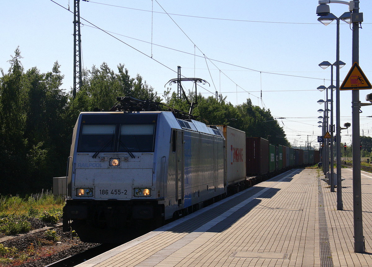 186 455-2 von Railpool fährt aus dem Viersener Güterbahnhof mit einem Containerzug aus Dusburg-Rheinhausen(D) nach Venlo(NL)  und fährt in Richtung Venlo. 
Aufgenommen vom Bahnsteig 6 von Viersen. 
Bei Sommerwetter am Morgen vom 27.5.2017.