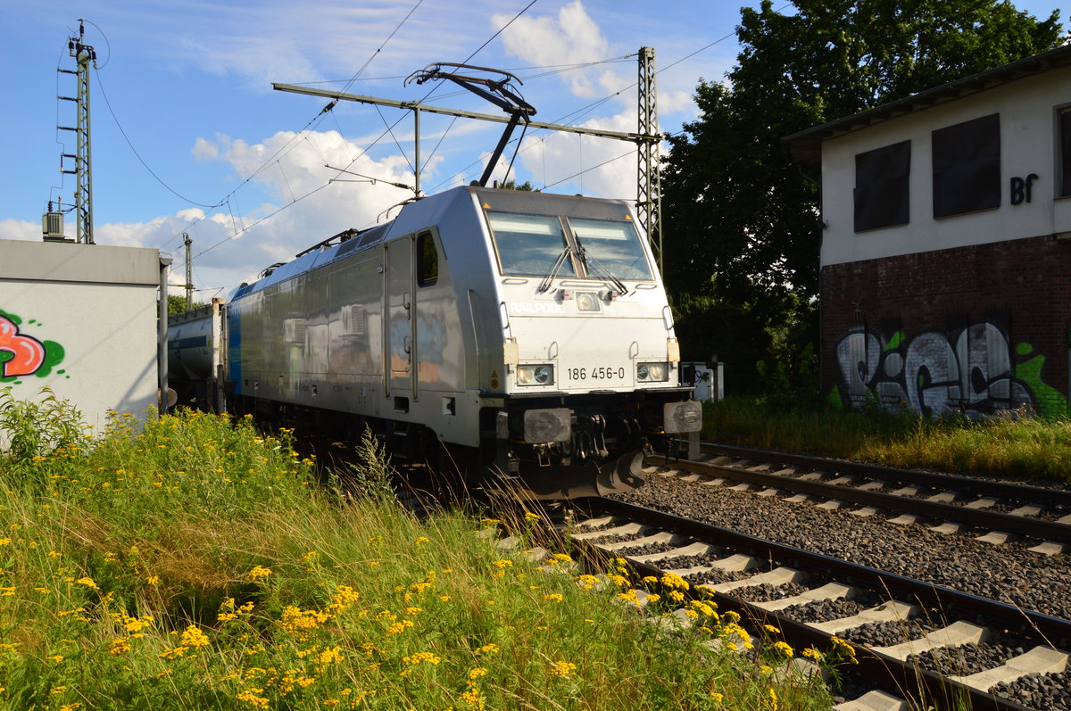 186 456-0 fährt hier gerade aus Boisheim aus, nach dem er einen RE13 hat passieren lassen.
Boisheim 29.7.2016