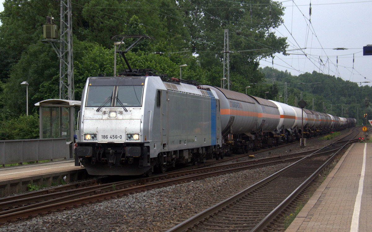 186 456-0 von Railpool  kommt als Umleiter aus Richtung Aachen-West mit einem  Kesselzug aus Antwerpen-BASF(B) nach Ludwigshafen-BASF(D) und fährt durch Kohlscheid und fährt in Richtung Herzogenrath,Mönchengladbach. 
Aufgenommen von Bahnsteig 2 in Kohlscheid. 
Bei Sonne und Regenwolken am Nachmittag vom 11.6.2018.