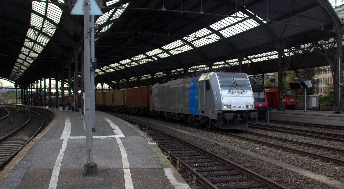 186 458-6 von Crossrail  kommt aus Richtung Aachen-West,Aachen-Schanz mit einem  MSC-Containerzug aus Antwerpen-Krommenhoek(B) nach Germersheim(D) und fährt durch Aachen-Hbf in Richtung Aachen-Rothe-Erde,Stolberg-Hbf(Rheinland)Eschweiler-Hbf,Langerwehe,Düren,Merzenich,Buir,Horrem,Kerpen-Köln-Ehrenfeld,Köln-West,Köln-Süd. Aufgenommen vom Bahnsteig 6 vom Aachen-Hbf. 
Bei Sonne und Wolken am Nachmittag vom 30.8.2018.
