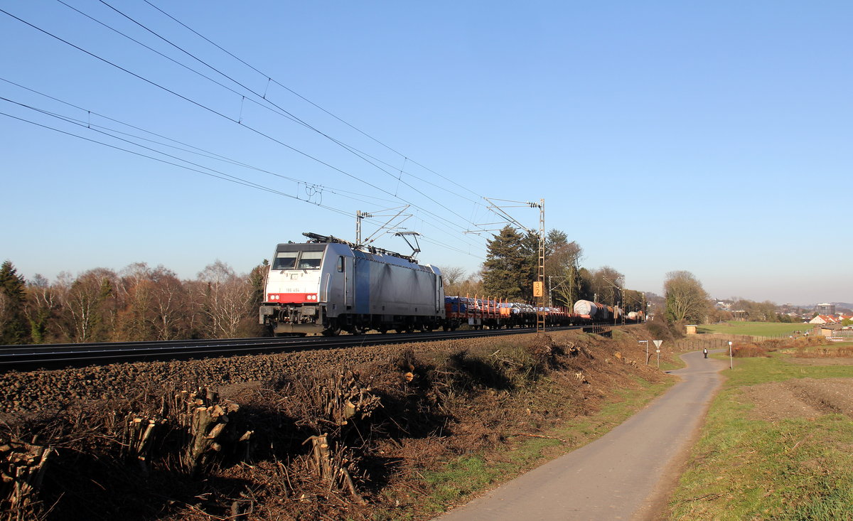 186 494-1 von Lineas/Railpool kommt aus Richtung Aachen-West und fährt die Gemmenicher-Rampe hoch mit einem gemischten Güterzug aus Köln-Gremberg(D) nach Antwerpen-Noord(B) und fährt in Richtung Montzen/Belgien. 
Aufgenommen an der Montzenroute am Gemmenicher-Weg. 
Bei schönem Frühlingswetter am Nachmittag vom 27.2.2019.